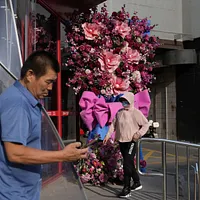 2025年6月11日。中国北京のスーパー入口でスマホを使う男性。(AP) 2025年6月11日。中国北京のスーパー入口でスマホを使う男性。(AP)