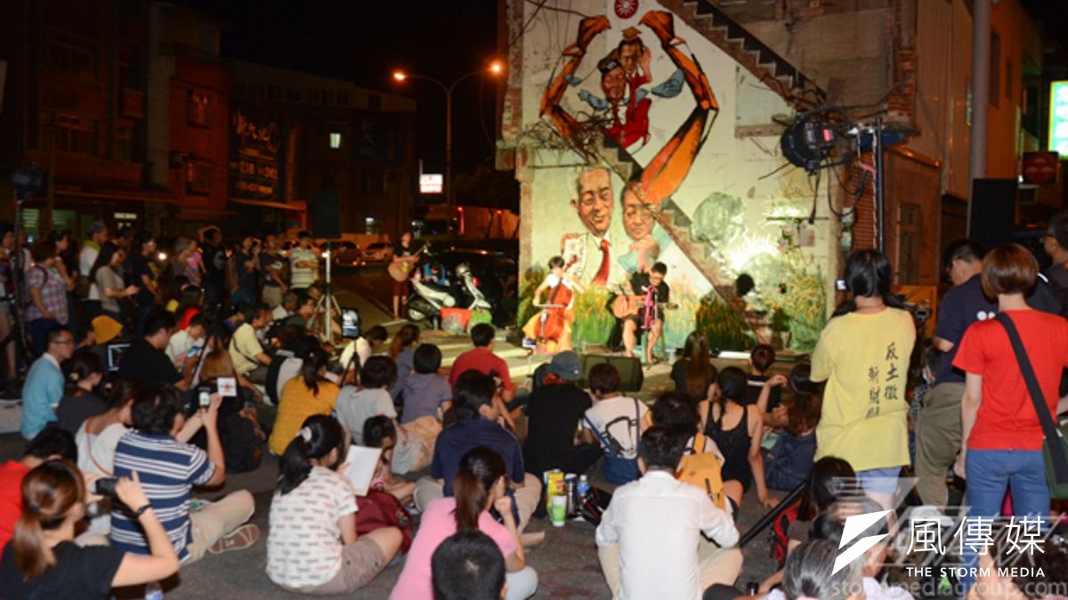 昨天(18日)是大埔4戶強拆周年,捍衛苗栗青年聯盟在張藥房原址,竹南鎮仁愛路、公義路口舉辦「公義,不會忘記」音樂晚會。藝術家劉宗榮在張藥房被強拆的殘壁,畫上拆大埔的原兇4大惡人。(宋小海攝) 昨天(18日)是大埔4戶強拆周年,捍衛苗栗青年聯盟在張藥房原址,竹南鎮仁愛路、公義路口舉辦「公義,不會忘記」音樂晚會。藝術家劉宗榮在張藥房被強拆的殘壁,畫上拆大埔的原兇4大惡人。(宋小海攝)