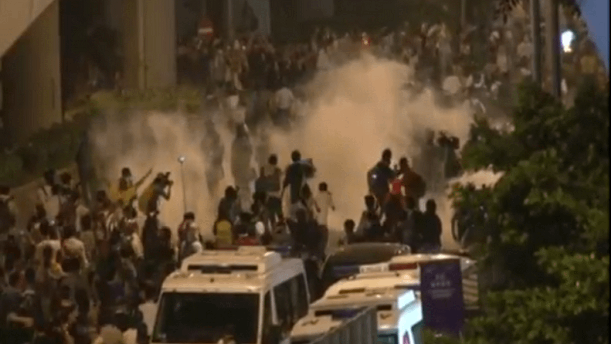 香港爭普選未果,港民提早啟動佔中,引爆大規模街頭運動,港警數度人催淚彈驅散不肯退去的人群。(截取自直播畫面) 香港爭普選未果,港民提早啟動佔中,引爆大規模街頭運動,港警數度人催淚彈驅散不肯退去的人群。(截取自直播畫面)