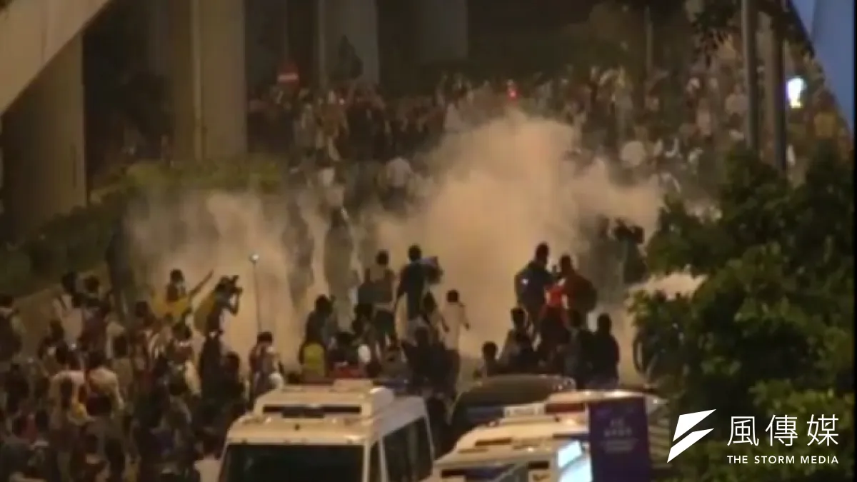 香港爭普選未果,港民提早啟動佔中,引爆大規模街頭運動,港警數度人催淚彈驅散不肯退去的人群。(截取自直播畫面)