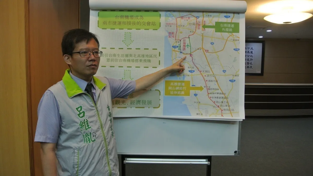 擋風玻璃用膠帶黏? 台南南區回收車殘破挨轟