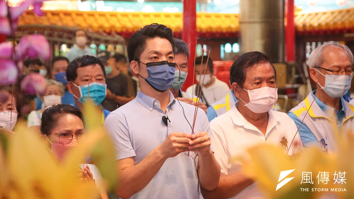 國民黨台北市長參選人蔣萬安競選,爸爸的陳年往事却成為選戰話題。圖為將萬安參拜台灣省城隍廟。(顏麟宇攝)