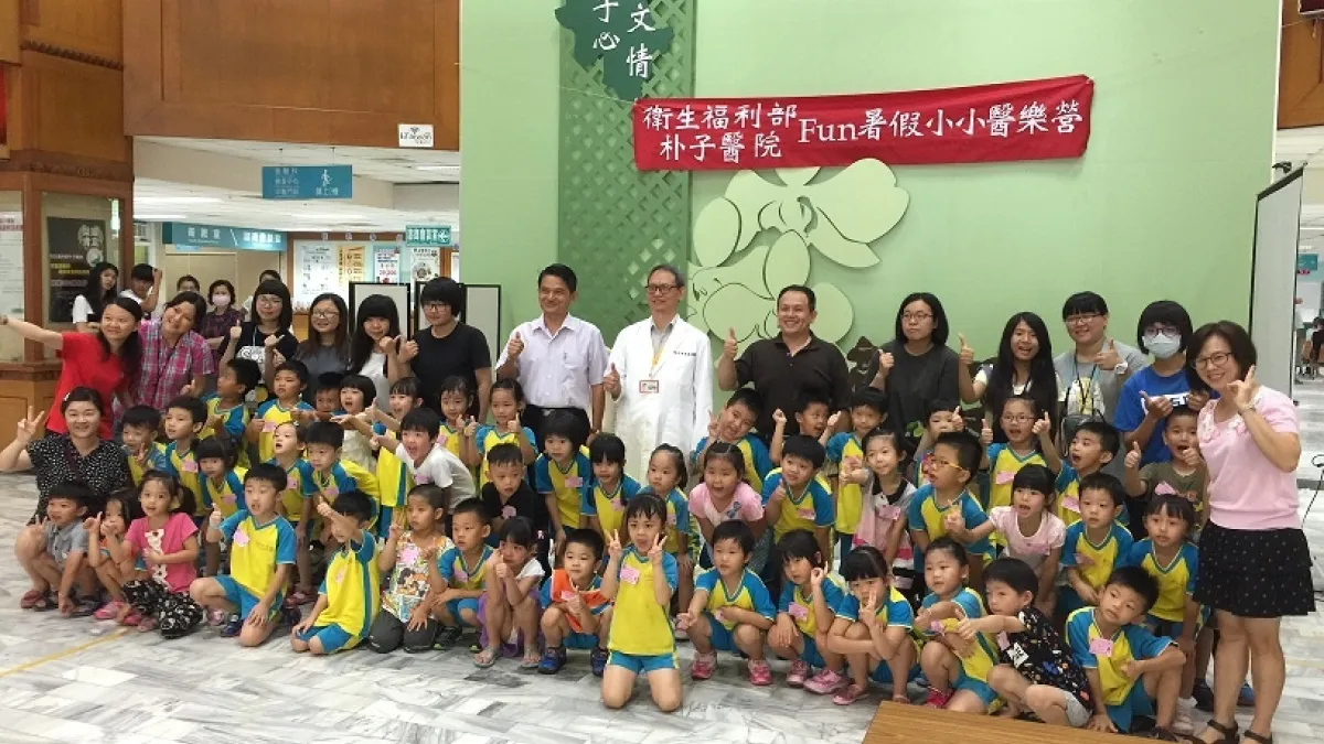 指導學童正確洗手 朴子醫院舉辦小小醫樂營