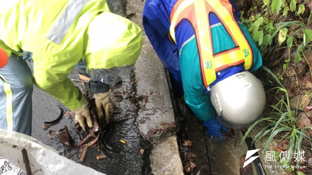 清潔隊員巡檢各轄區易積水地區與側溝洩水孔及排水口,如有樹葉垃圾堵塞情況,立即排除以維持排水暢通。(圖/徐炳文攝) 清潔隊員巡檢各轄區易積水地區與側溝洩水孔及排水口,如有樹葉垃圾堵塞情況,立即排除以維持排水暢通。(圖/徐炳文攝)