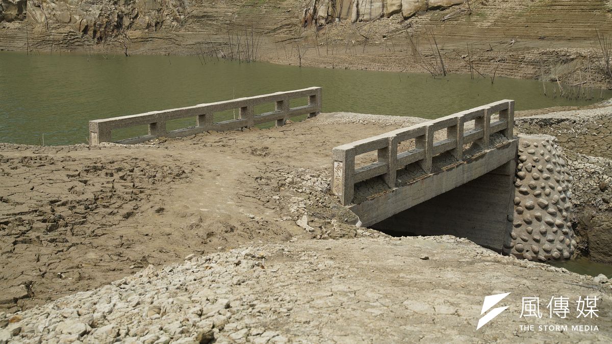 20210326-台灣遭逢嚴重旱災,苗栗永和山水庫蓄水量見底,淹沒在水庫中40年的永安古橋也隨之重見天日。(盧逸峰攝) 20210326-台灣遭逢嚴重旱災,苗栗永和山水庫蓄水量見底,淹沒在水庫中40年的永安古橋也隨之重見天日。(盧逸峰攝)