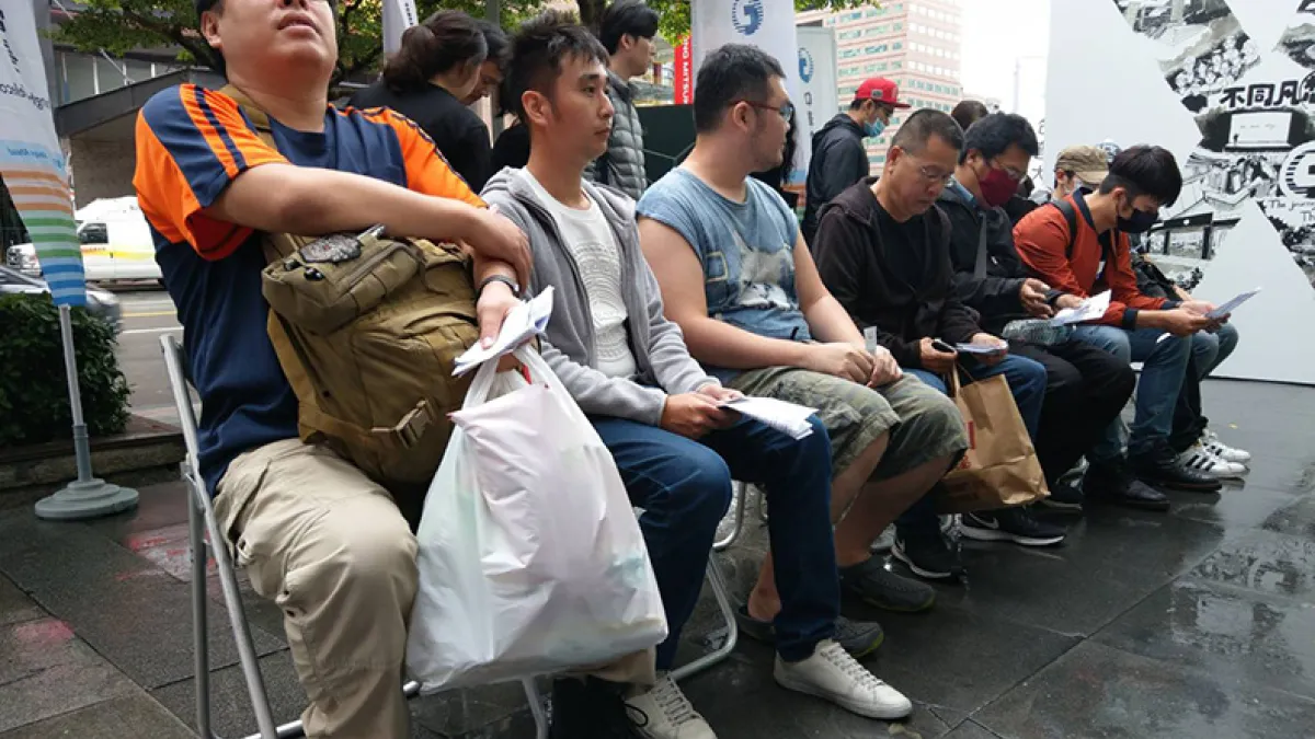 果粉為了搶先購買最新的iPhone X,在門市外徹夜排隊。(圖/陳承璋攝,遠見雜誌提供)