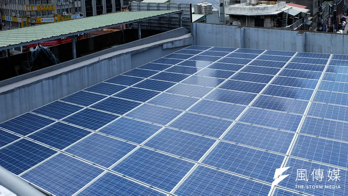 綠能屋頂方案從原先的補助設置費,又改回系統商出資、民眾出屋頂模式,並增加屋主租金比例。對此環團及業者批評,民眾、業者少了補助都會降低設置誘因,提高租金也不見得讓屋主願意大興土木。圖為太陽能板示意圖。(資料照,取自環境資訊中心網頁) 綠能屋頂方案從原先的補助設置費,又改回系統商出資、民眾出屋頂模式,並增加屋主租金比例。對此環團及業者批評,民眾、業者少了補助都會降低設置誘因,提高租金也不見得讓屋主願意大興土木。圖為太陽能板示意圖。(資料照,取自環境資訊中心網頁)