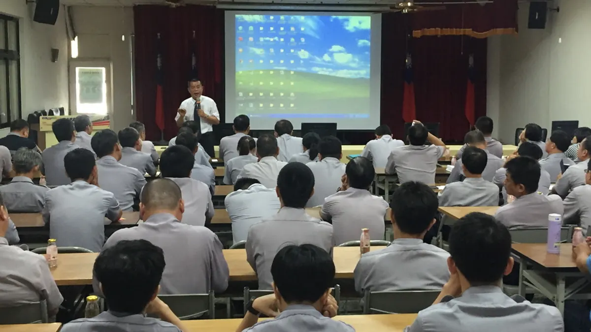 邀請開鎖大師蒞霧峰分局演講 員警開眼界 邀請開鎖大師蒞霧峰分局演講 員警開眼界