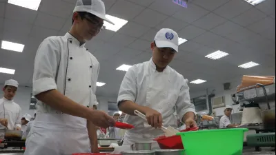 白天上班晚上課 弘光3學生考取中式麵食乙級證照