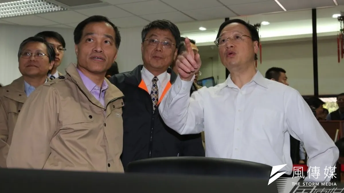 行政院發言人孫立群說,台鐵後續處理及事故調查由交通部全權負責,至於是否究責,要等週一調查報告出爐再做決定。(余志偉攝)