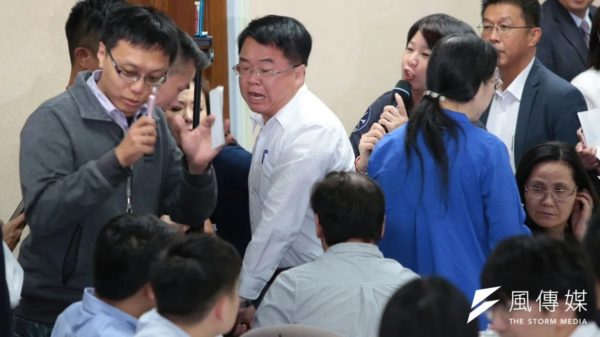 20180509-立法院外交及國防委員會9日下午繼續審查軍人年改修正草案。由於國民黨立委自備麥克風、音箱,干擾議事又不讓議事進行,民進黨立委吳秉叡趁機把音箱抱起移至會議室外,雙方再度發生另一波肢體衝突。(顏麟宇攝)年金改革 年改 軍改