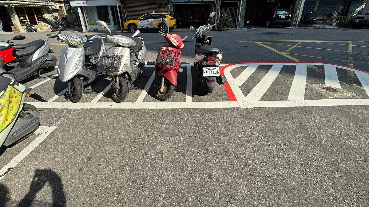 一名網友發文表示,新竹市光華街上有雙排停車格,旁邊還畫有槽化線,讓交通非常不順暢。(圖/翻攝自新竹爆料公社) 一名網友發文表示,新竹市光華街上有雙排停車格,旁邊還畫有槽化線,讓交通非常不順暢。(圖/翻攝自新竹爆料公社)