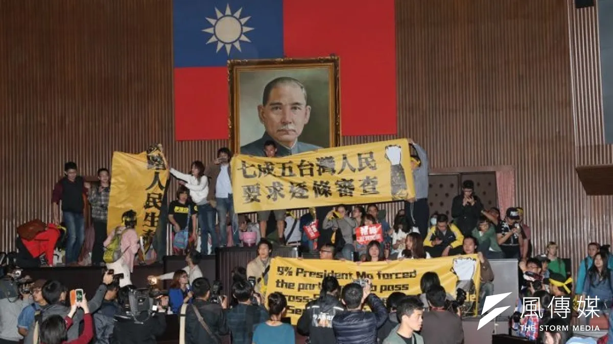學生為反服貿佔領立院,法律學者促總統與立法院長出面處理憲政危機。(吳逸驊攝)