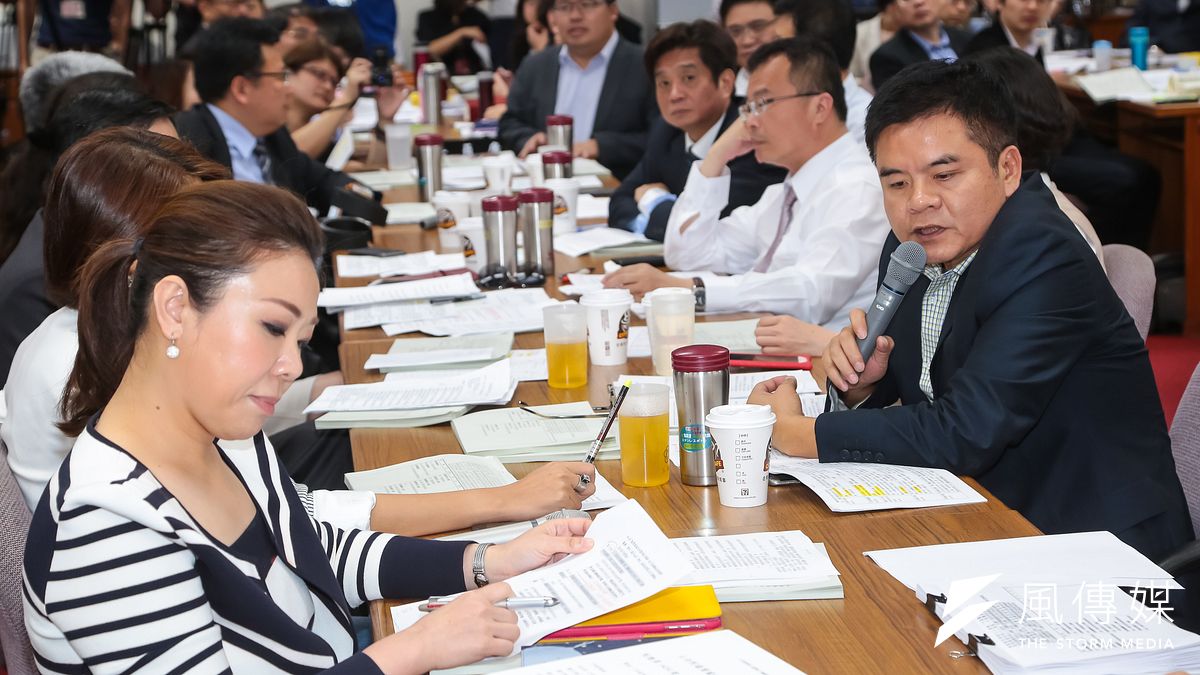 立法院內政、司法及法制、財政委員會上午聯席審查「不當黨產處理條例草案」,經冗長程序發言與休息協商,會議主席陳其邁宣布進入逐條審查。(顏麟宇攝) 立法院內政、司法及法制、財政委員會上午聯席審查「不當黨產處理條例草案」,經冗長程序發言與休息協商,會議主席陳其邁宣布進入逐條審查。(顏麟宇攝)