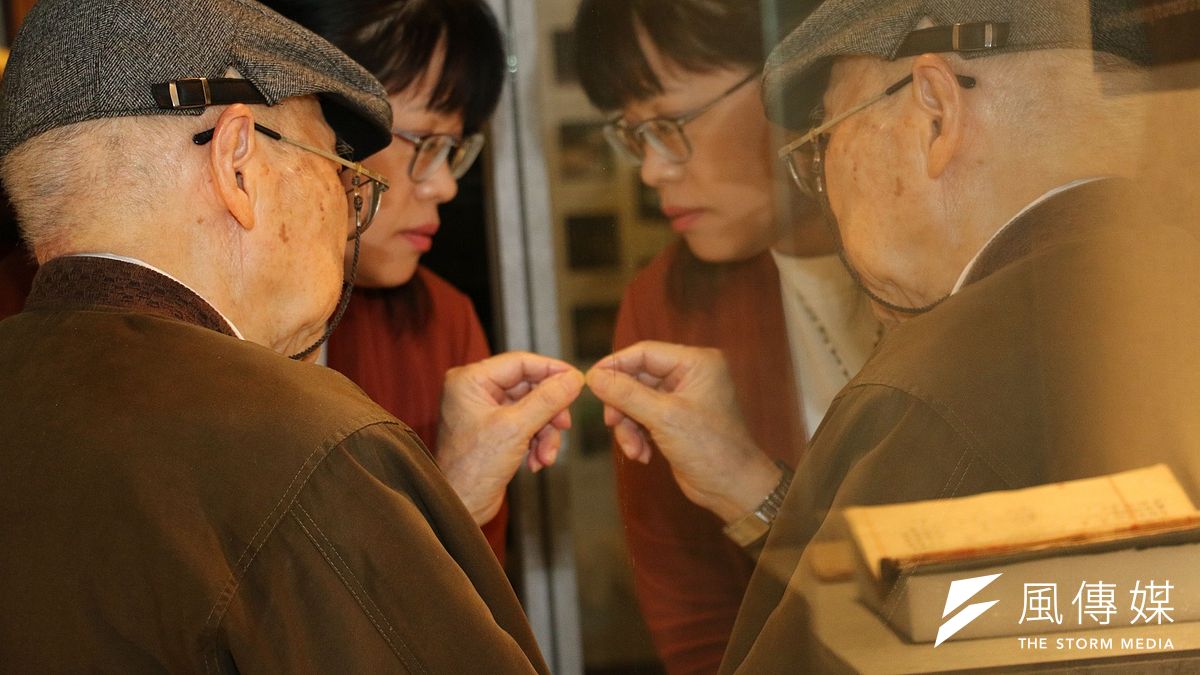 文史工作者高茂源(左)向新北市原民局長楊馨怡說明所捐贈泰雅物品的歷史故事,這一刻彷彿一起回到了昔日往日美好時光,楊馨怡邀請全台民眾相揪來到烏來泰雅民族博物館,欣賞百年傳統古物重新綻放光輝,一探原住民族獨特的文化瑰寶。(圖/李梅瑛攝) 文史工作者高茂源(左)向新北市原民局長楊馨怡說明所捐贈泰雅物品的歷史故事,這一刻彷彿一起回到了昔日往日美好時光,楊馨怡邀請全台民眾相揪來到烏來泰雅民族博物館,欣賞百年傳統古物重新綻放光輝,一探原住民族獨特的文化瑰寶。(圖/李梅瑛攝)