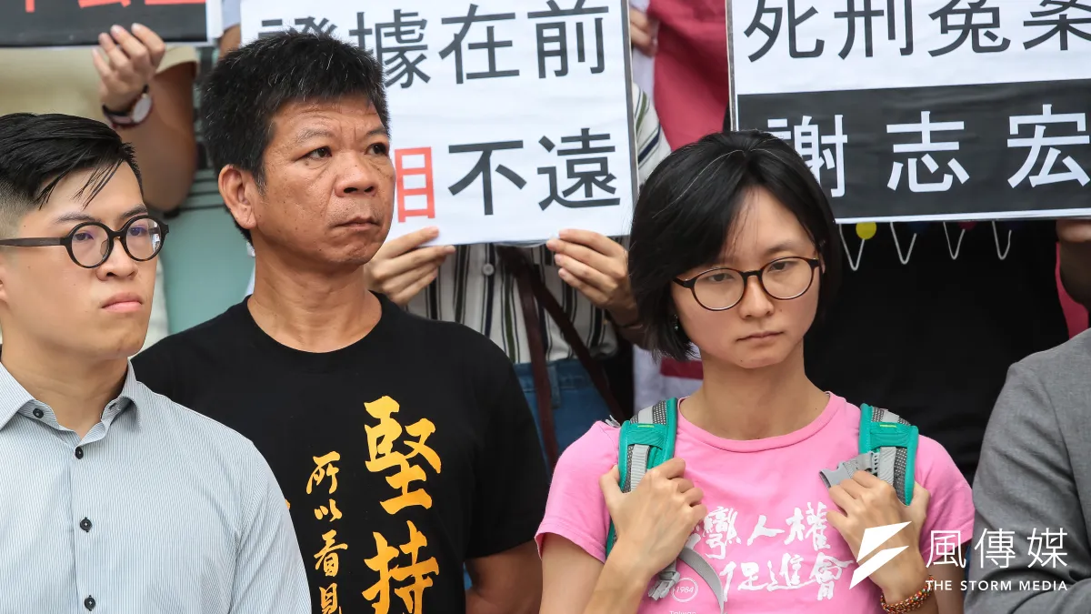 台灣高等法院台中分院今(30)日裁定,日前由死囚身分改為被判無罪的鄭性澤(左二),依再審程序裁判無罪確定前曾受羈押4322日,因此准予刑事補償1728萬8000元。(資料照,顏麟宇攝)