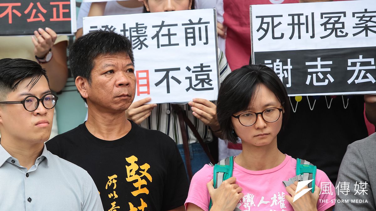 台灣高等法院台中分院今(30)日裁定,日前由死囚身分改為被判無罪的鄭性澤(左二),依再審程序裁判無罪確定前曾受羈押4322日,因此准予刑事補償1728萬8000元。(資料照,顏麟宇攝) 台灣高等法院台中分院今(30)日裁定,日前由死囚身分改為被判無罪的鄭性澤(左二),依再審程序裁判無罪確定前曾受羈押4322日,因此准予刑事補償1728萬8000元。(資料照,顏麟宇攝)