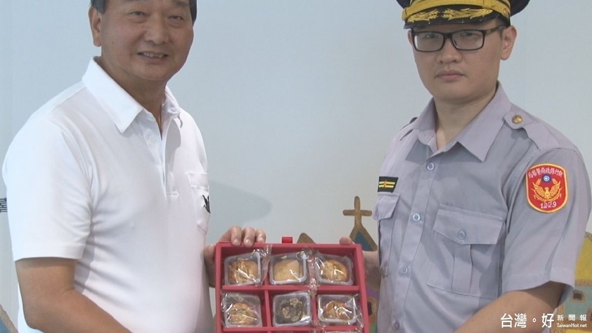 竹縣警友會獻愛心 訂購憨兒月餅發送員警 竹縣警友會獻愛心 訂購憨兒月餅發送員警