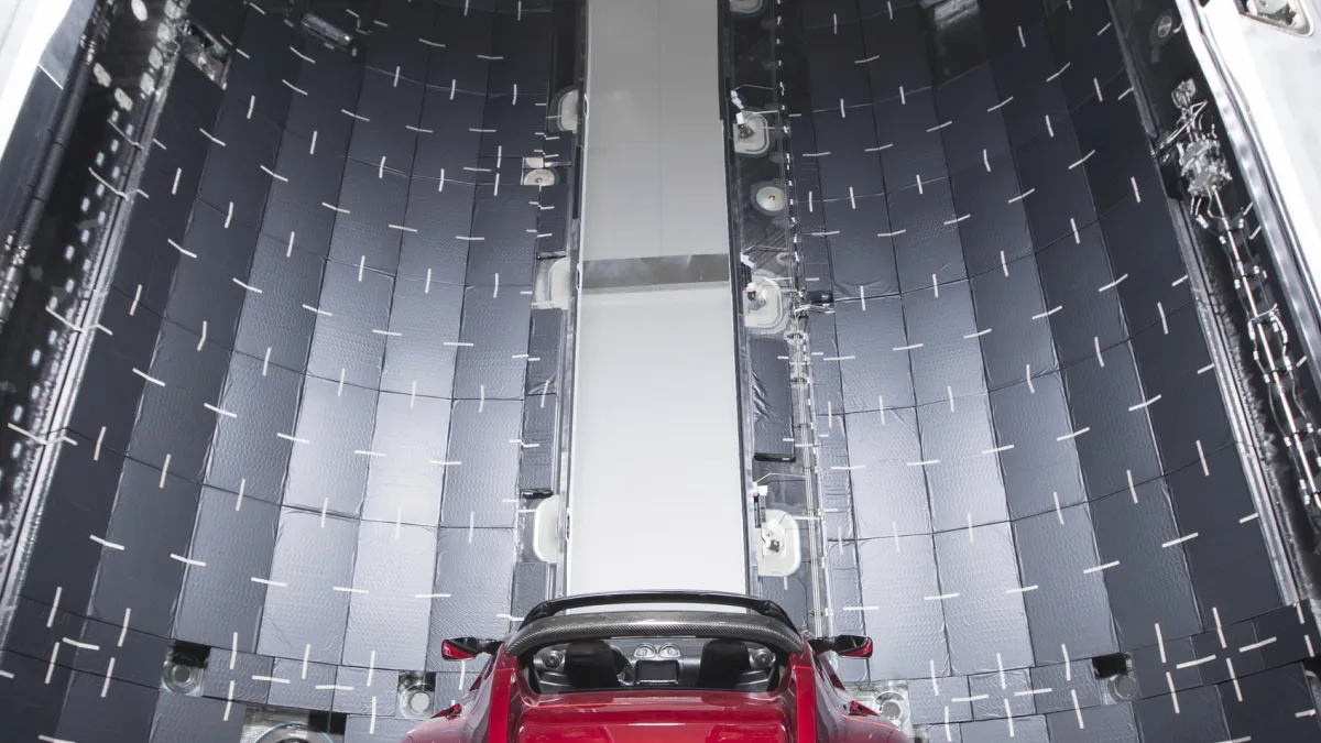 SpaceX日前發射烈鷹重型運載火箭,將旗下特斯拉的汽車送上太空。(美聯社)
