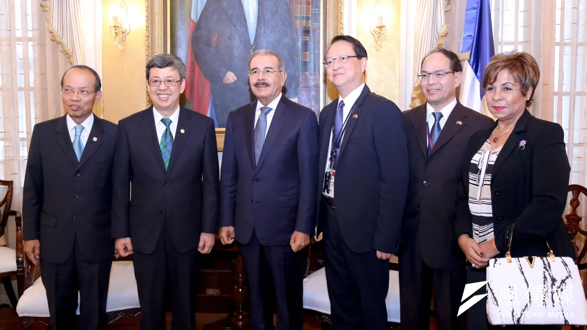 陳建仁17日率團拜會多國總統梅迪納(Danilo Medina,右3),並邀請訪台。(總統府提供)