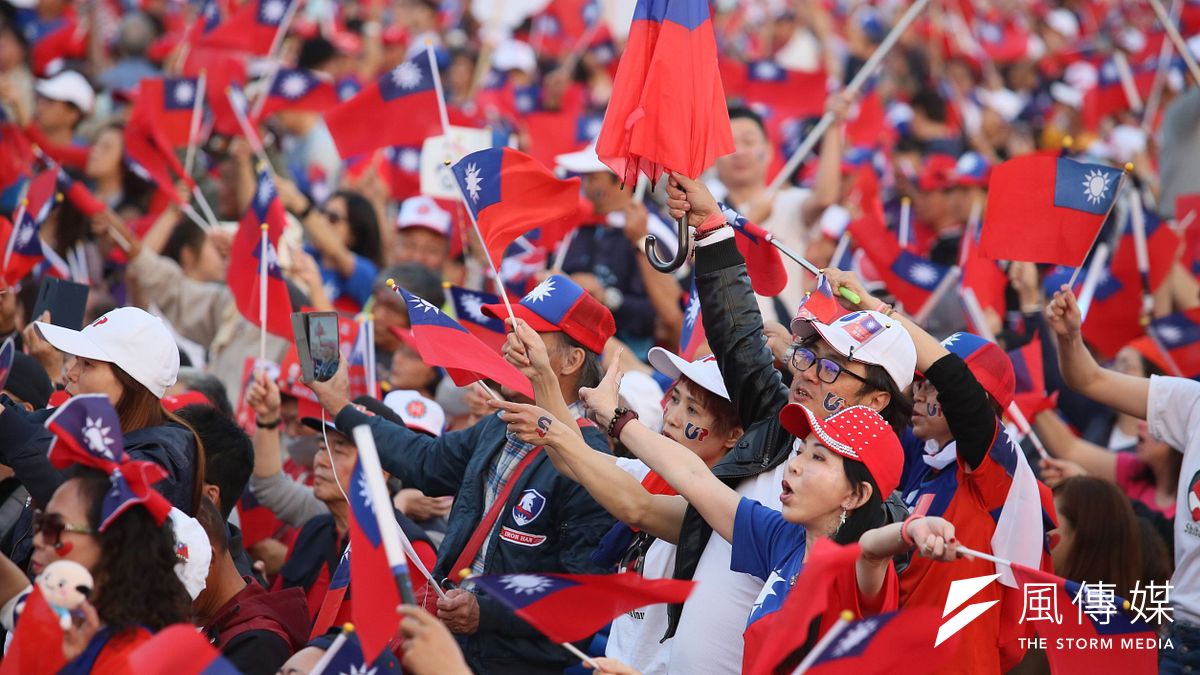 選舉造勢場的人數向來都是個謎。雖然運用Google地圖面積去概算人數不是太難,只是舞台主持人讓現場人數在短時間內增加一萬人或十萬人。(資料照,新新聞柯承惠攝) 選舉造勢場的人數向來都是個謎。雖然運用Google地圖面積去概算人數不是太難,只是舞台主持人讓現場人數在短時間內增加一萬人或十萬人。(資料照,新新聞柯承惠攝)