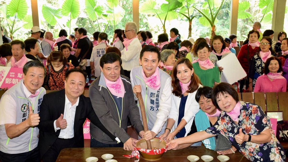 新竹縣長候選人鄭朝方與「婦女後援會」出席嘉賓一起「擂茶」,象徵齊心贏得選戰。 (圖/鄭朝方總部提供) 新竹縣長候選人鄭朝方與「婦女後援會」出席嘉賓一起「擂茶」,象徵齊心贏得選戰。 (圖/鄭朝方總部提供)