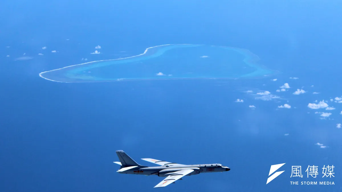 中國空軍轟-6K飛機在黃岩島等島礁附近空域巡航(資料照,新華社)