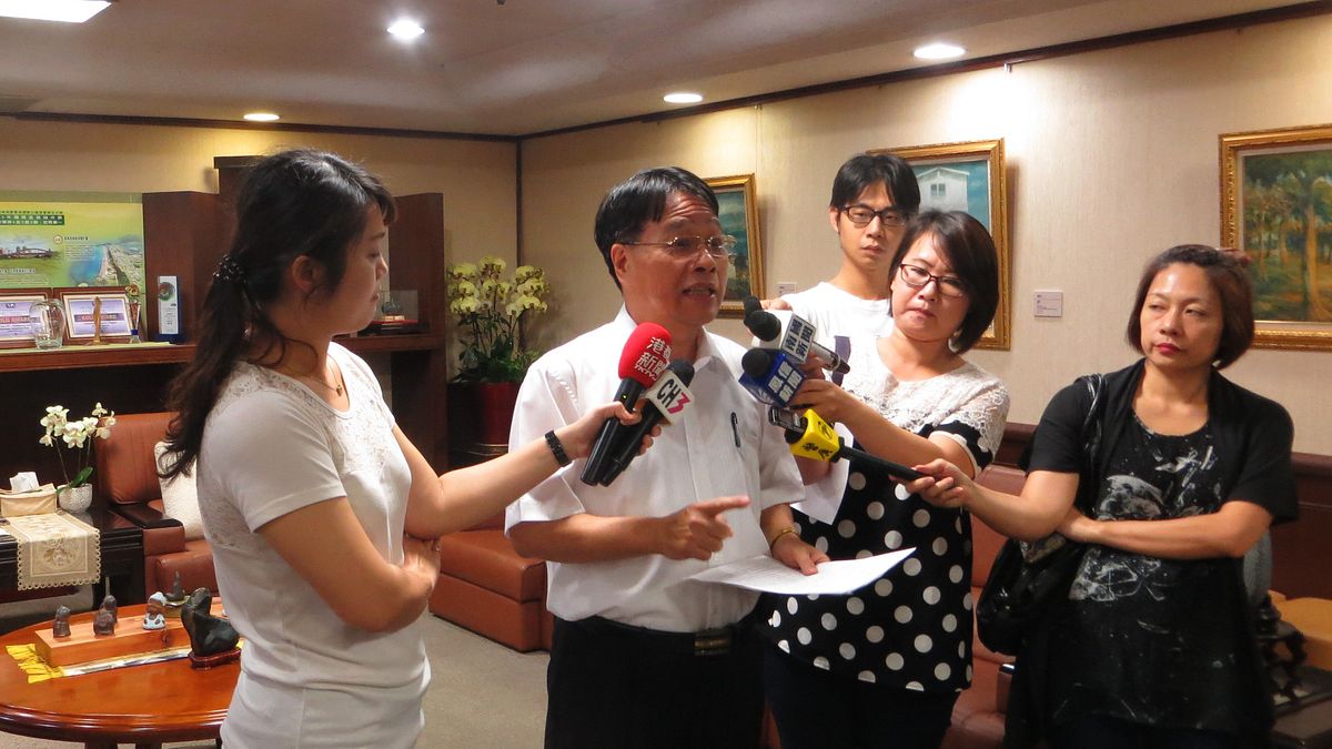 據高雄市政府財政局長簡振澄(左二)表示,若要說房屋現值調整的監督機制,高雄市不動產評價委員會有兩位委員是由市議會派選議員擔任。(楊伯祿攝) 據高雄市政府財政局長簡振澄(左二)表示,若要說房屋現值調整的監督機制,高雄市不動產評價委員會有兩位委員是由市議會派選議員擔任。(楊伯祿攝)