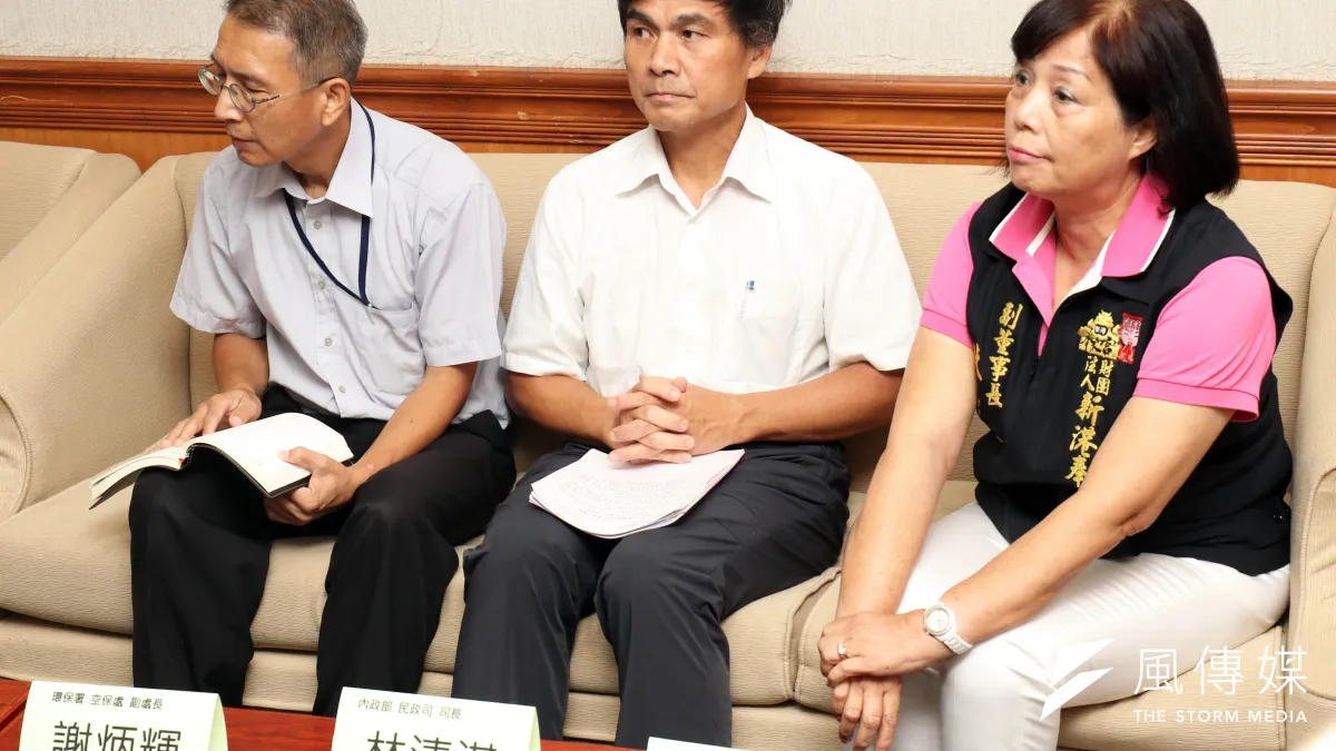 民進黨立委蔡易餘、江永昌、蘇治芬、莊瑞雄等人舉行「尊重宗教自由,環保減香不是禁香」記者會,並邀請環保署空保處副處長謝炳輝(左起)、內政部民政司司長林清淇、奉天宮副董事長林秀琴出席。(蘇仲泓攝)
