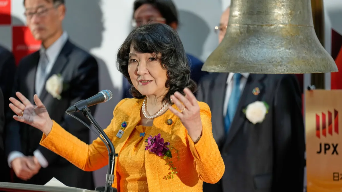On January 5, 2026, Japan's Finance Minister Katayama Satsuki rings the opening bell at the Tokyo Stock Exchange opening ceremony. (File photo, AP)