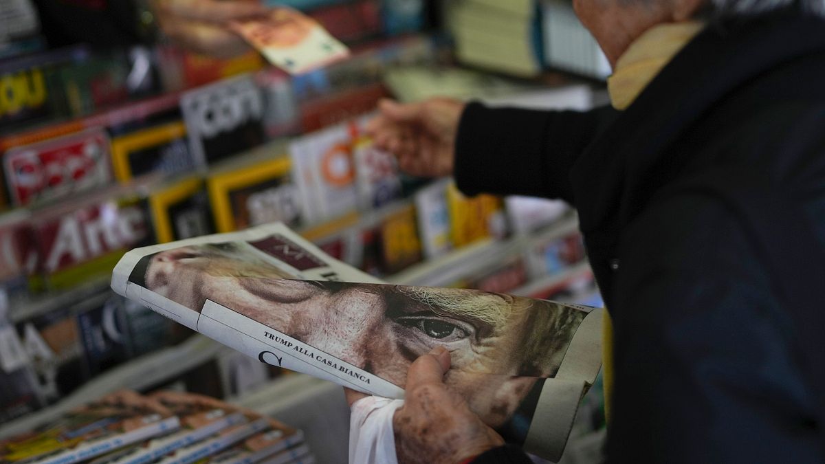 2024年11月7日,羅馬當天報紙的頭條都是川普當選美國總統的消息。(美聯社) 2024年11月7日,羅馬當天報紙的頭條都是川普當選美國總統的消息。(美聯社)