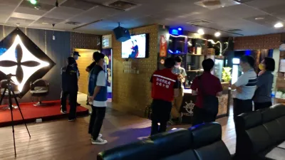 新北市政府公共安全聯合稽查小組對三重正義南路「晶豪理容KTV」,強制執行斷電處分,以維護公共安全。(圖/新北市工務局提供)