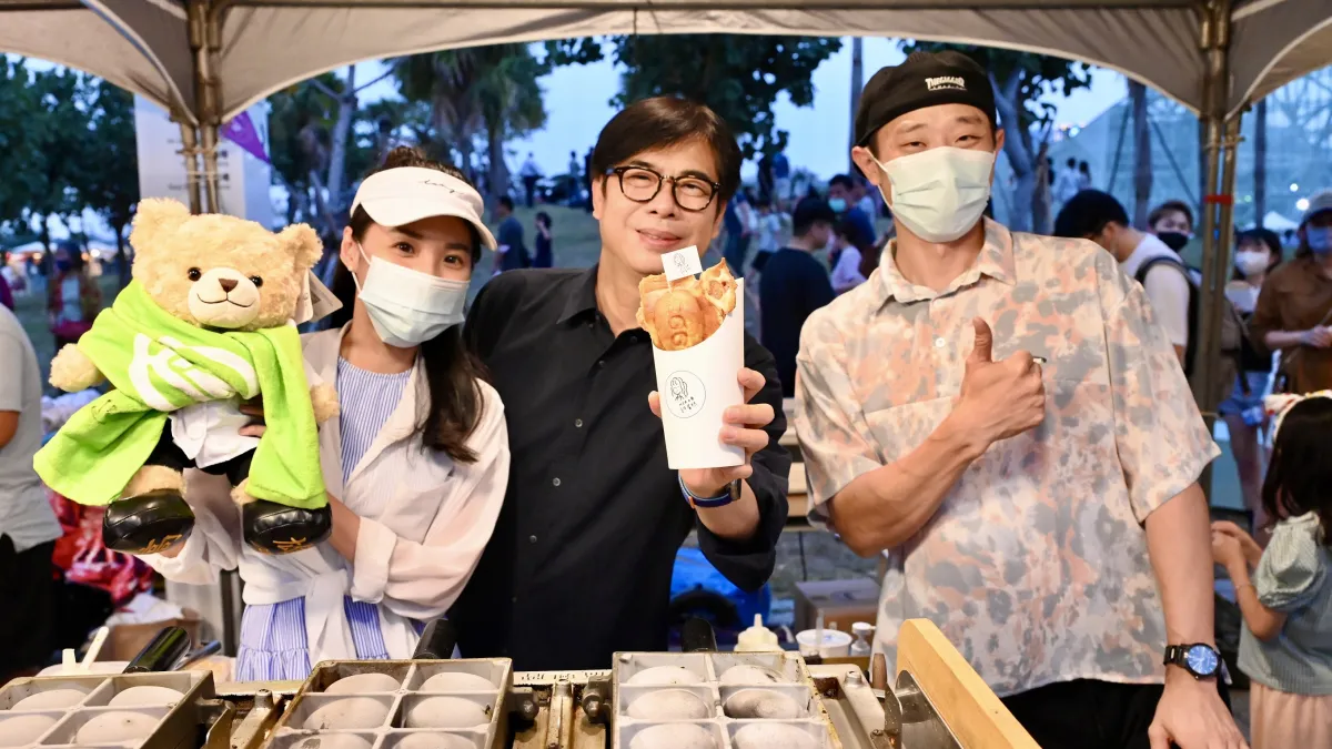 高雄市長陳其邁昨逛「城市嶼浪市集」逛得不亦樂乎,除了大啖美食,也與攤車業者聊得十分開心。(圖/高市青年局提供)