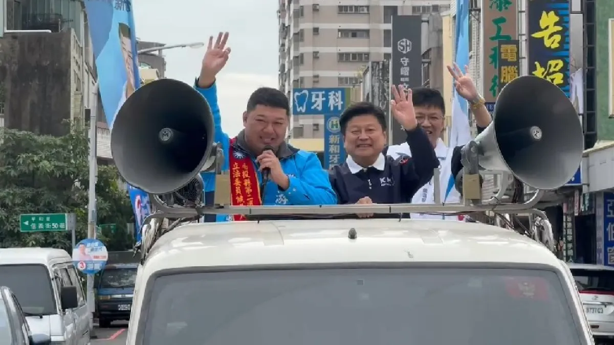 「挺侯康全國後援總會」副會長兼總幹事傅崐萁,旋風式輔選中南部,在南投陪立委候選人游顥掃街拜票,沿途受鄉親熱烈歡迎。(圖/游顥競選總部提供)