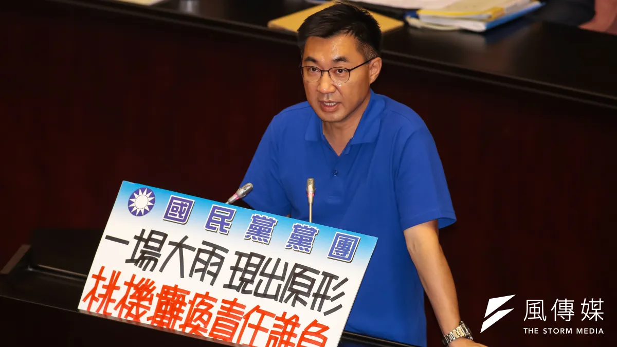 國民黨立委江啟臣3日於國是論壇說,一場大雨帶來災害,凸顯桃機公司災害應變不足,淹水後也不見有效的交通疏導,這一切問題誰要負責?還是只能推給老天?(顏麟宇攝)