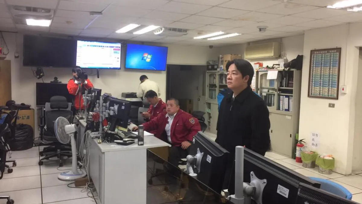 11日凌晨南台灣發生地震,台南市長賴清德也進駐防災應變中心。(取自賴清德臉書)