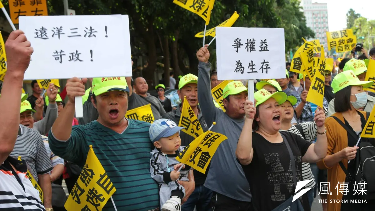 作者說,持平而論台灣漁業會落得今日下場,責任並非全在漁民或船東身上,漁政機關長期寬鬆不當的執法又習慣硬ㄠ同樣有責任。(資料照,顏麟宇攝)