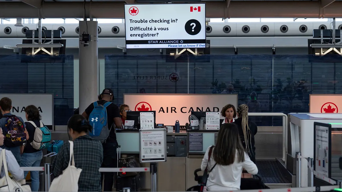 加拿大航空位於多倫多機場的地勤櫃台。(美聯社)