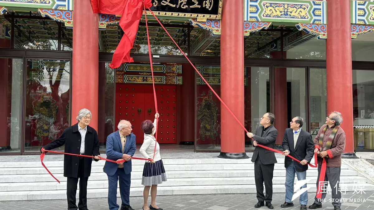 國立歷史博物館今(7)重新揭牌開館,文化部長史哲今日與館長王長華、國寶級工藝繪師莊武男等人到場揭牌。(羅立邦攝)