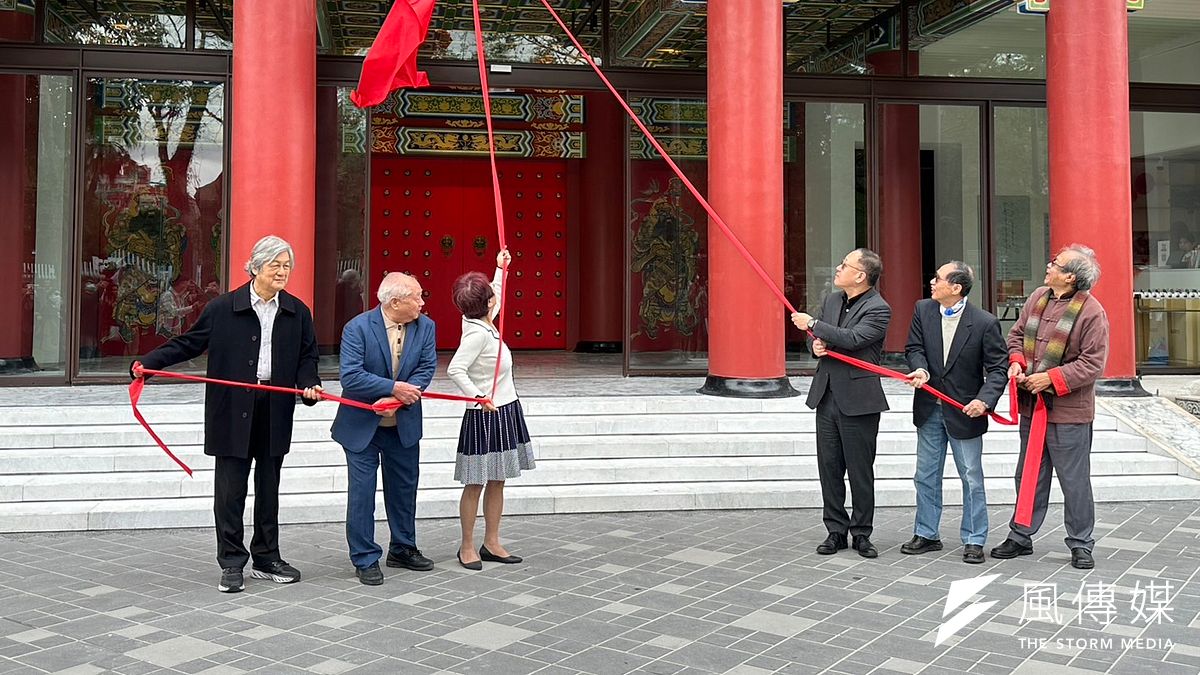 國立歷史博物館今(7)重新揭牌開館,文化部長史哲今日與館長王長華、國寶級工藝繪師莊武男等人到場揭牌。(羅立邦攝) 國立歷史博物館今(7)重新揭牌開館,文化部長史哲今日與館長王長華、國寶級工藝繪師莊武男等人到場揭牌。(羅立邦攝)