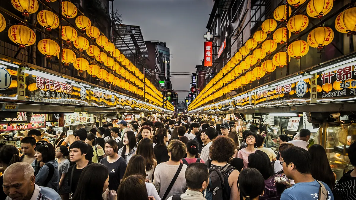 熱鬧的基隆廟口夜市,許梓桑古厝就在此地的後山上。(圖/想想論壇) 熱鬧的基隆廟口夜市,許梓桑古厝就在此地的後山上。(圖/想想論壇)