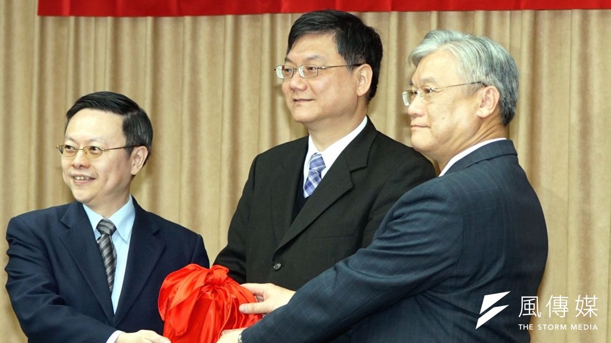 陸委會主委17日上午進行交接,左起:王郁琦、杜紫軍、夏立言。(蘇仲泓攝) 陸委會主委17日上午進行交接,左起:王郁琦、杜紫軍、夏立言。(蘇仲泓攝)