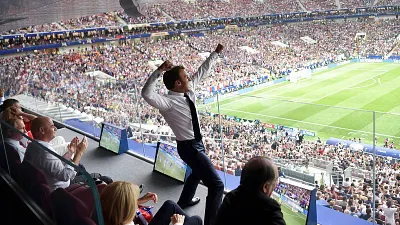 法國總統馬克宏(站立者)看球之激動,連俄羅斯總統普京(左下)看了也是三條線。(美聯社)