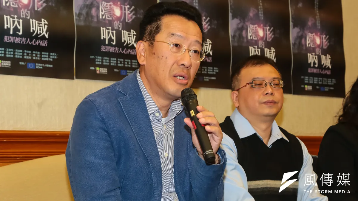 立法委員顧立雄(左一)出席廢死盟「隱形的吶喊─犯罪被害人內心話」新書發表記者會,左二是被害人作家林作逸。(顏麟宇攝)