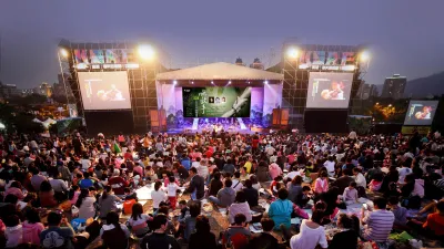 「嘸放手」228草地音樂會於2月27日晚間7點在高美館草坡演出,2月6日起開放民眾免費索票。(圖/高雄市政府文化局提供)
