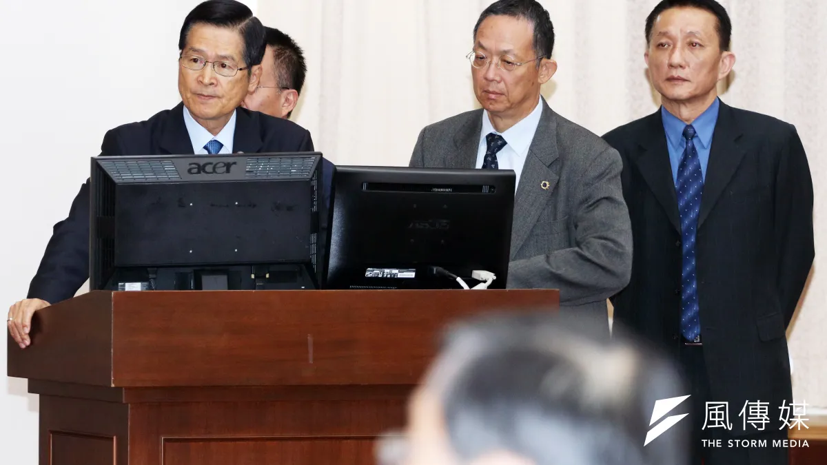 立法院財政、外交國防委員會聯席會議13日審查新式戰機採購特別預算案,國防部長嚴德發(左)率軍方高層出席備詢。(蘇仲泓攝)