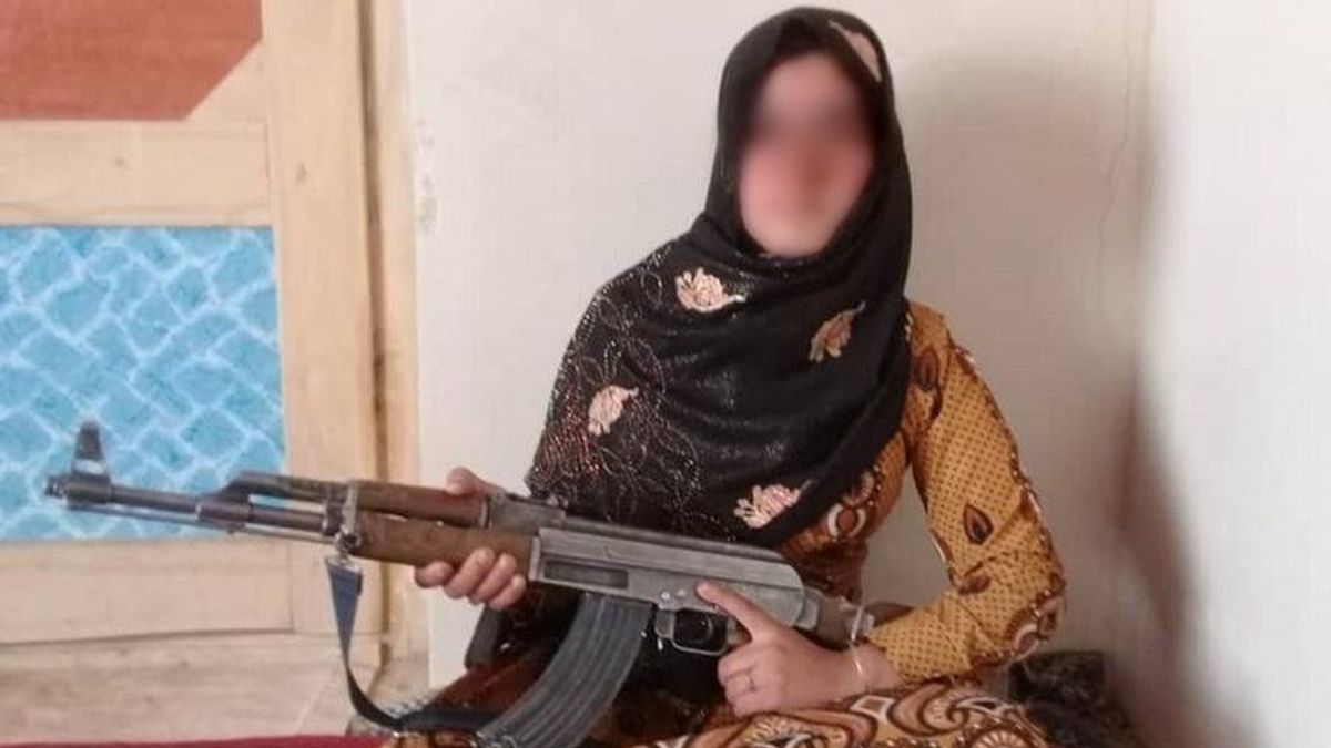 阿富汗16歲女孩居爾勇敢擊退神學士恐怖分子。(取自推特) 阿富汗16歲女孩居爾勇敢擊退神學士恐怖分子。(取自推特)