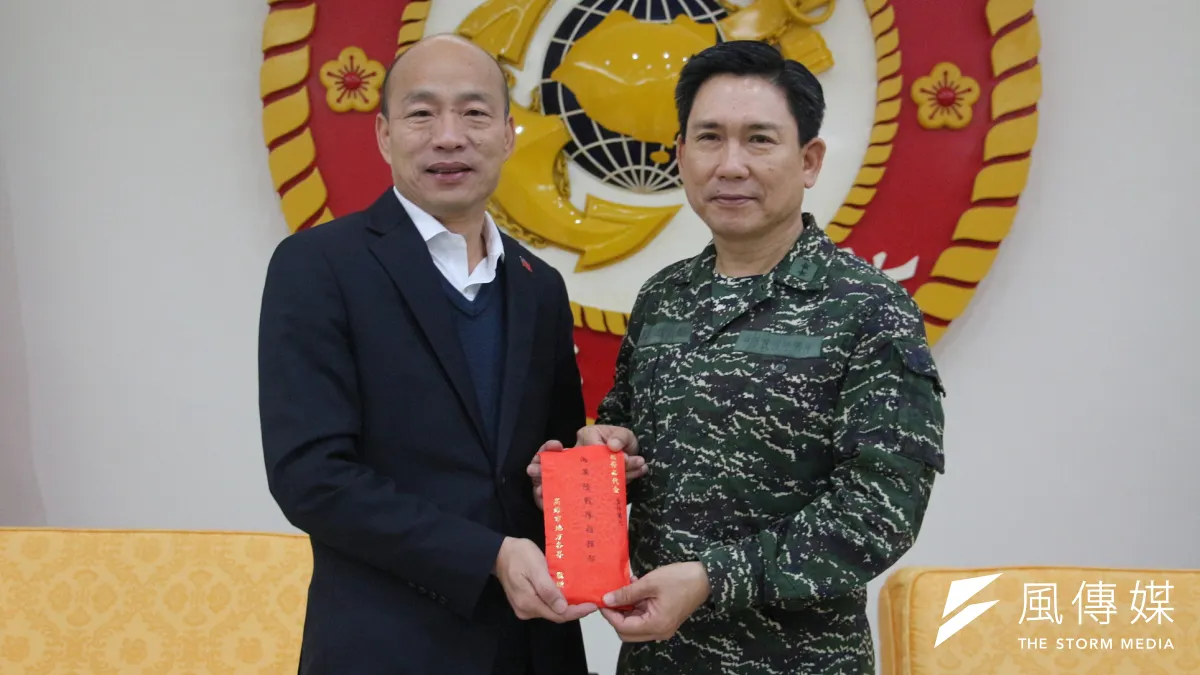高雄市長韓國瑜(左)選後銷假返回高雄市政府上班後,18日首度在臉書進行直播。圖為韓國瑜日前赴軍營拜年贈慰勞金。(資料照,徐炳文攝)