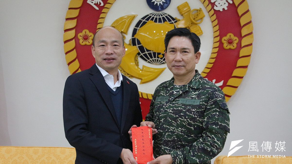 高雄市長韓國瑜(左)選後銷假返回高雄市政府上班後,18日首度在臉書進行直播。圖為韓國瑜日前赴軍營拜年贈慰勞金。(資料照,徐炳文攝) 高雄市長韓國瑜(左)選後銷假返回高雄市政府上班後,18日首度在臉書進行直播。圖為韓國瑜日前赴軍營拜年贈慰勞金。(資料照,徐炳文攝)