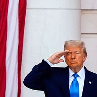 2025年5月26日、アメリカ大統領トランプがバージニア州アーリントン国立墓地で行われた第157回国家戦没者追悼式に参加した。(AP通信) 2025年5月26日、アメリカ大統領トランプがバージニア州アーリントン国立墓地で行われた第157回国家戦没者追悼式に参加した。(AP通信)